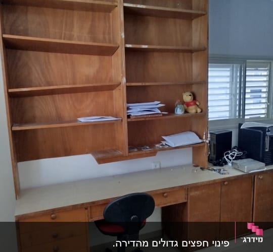 מדפים ריקים ושולחן עבודה בחדר ריק